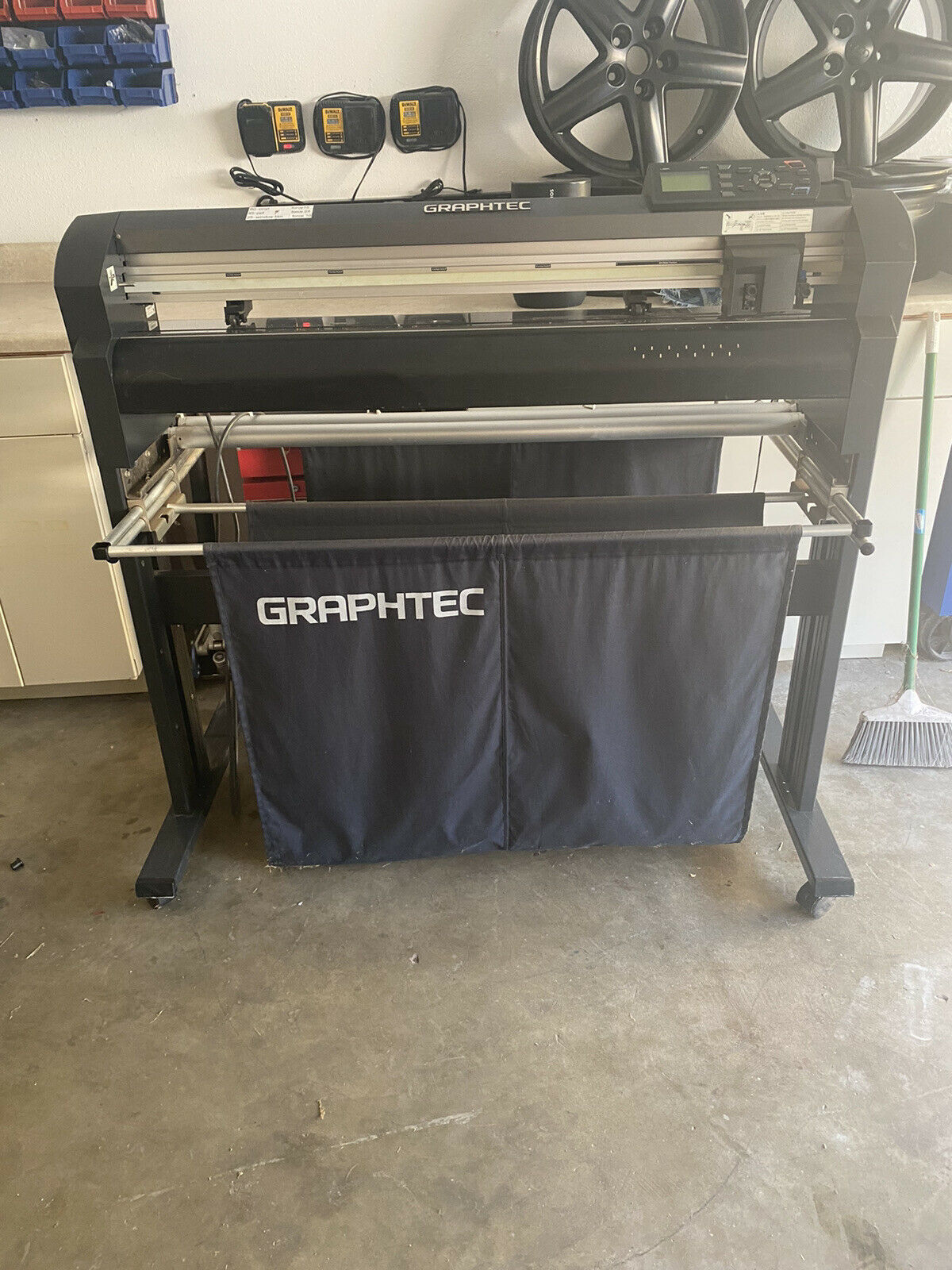 Graphtec FC 8000-75 commercial vinyl cutter